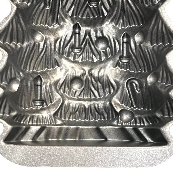 11" Nordic Ware Christmas Tree Bundt Cake Pan Mold 4 Cups Cast Aluminum USA - Picture 8 of 11